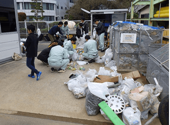 地域の清掃(空き缶・ゴミ拾い)を半年に一度社員揃って行っています。社員間の親睦や地域との繋がりを大切にしております。